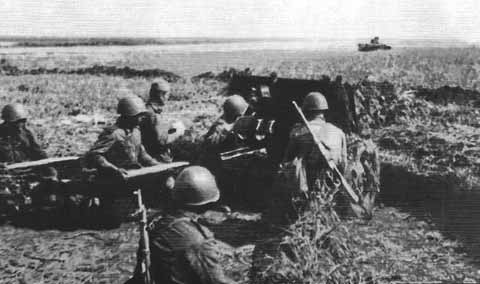 Орудийный расчет части Леонова отражает атаку гитлеровских танков. Лето 1942 г