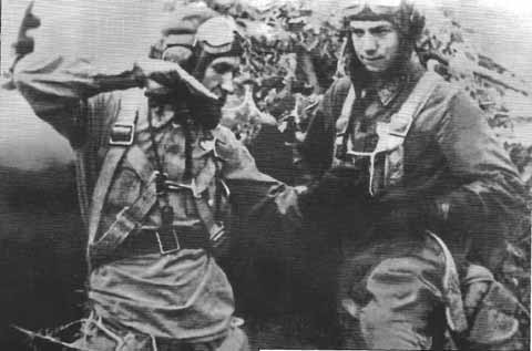 Советские летчики: капитан Ворчук (слева) делится боевым опытом со старшиной Ларкиным. Лето 1942 г