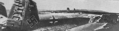 Немецкий бомбардировщик, сбитый в районе Воронежа. Лето 1942 г