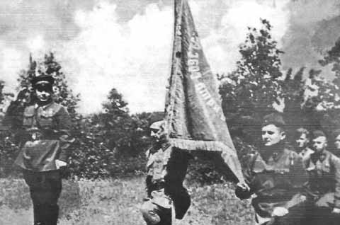Вручение гвардейского знамени воинской части на Воронежском фронте. Лето 1942 г
