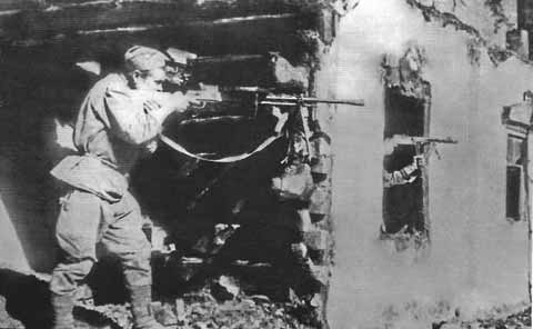 Советские воины ведут огонь по врагу на Воронежском фронте. Лето 1942 г