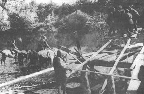 Саперы части Миколадзе наводят мост через реку Воронеж. 1942 г.