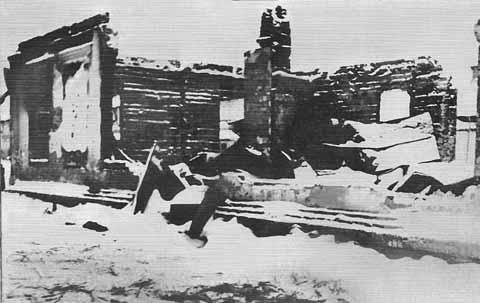 Бывшая военная столовая в г. Острогожске, превращенная оккупантами в конюшню и сожженная ими при отступлении. Январь 1943 г.