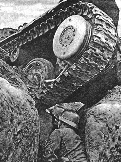 От советского танка гонведа спасает глубокий окоп.
