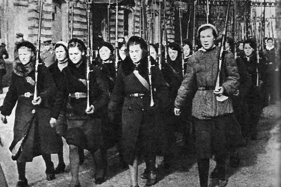 Женщины-добровольцы на защите Ленинграда. 1942 г.