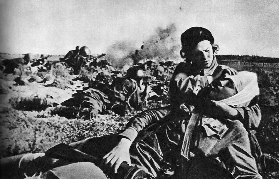 Помощь раненому. Ленинградский фронт, июнь 1942 г.