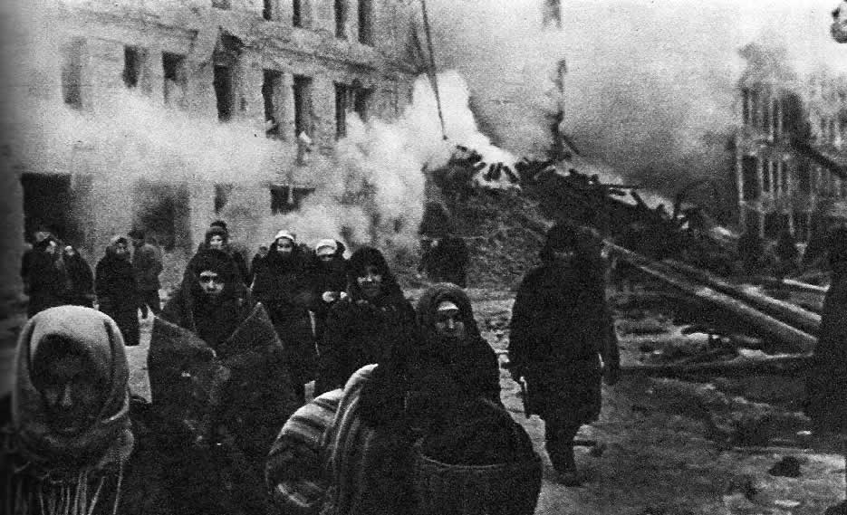 Ленинград в дни блокады. Жители покидают дома, разрушенные фашистами. 1942 г.
