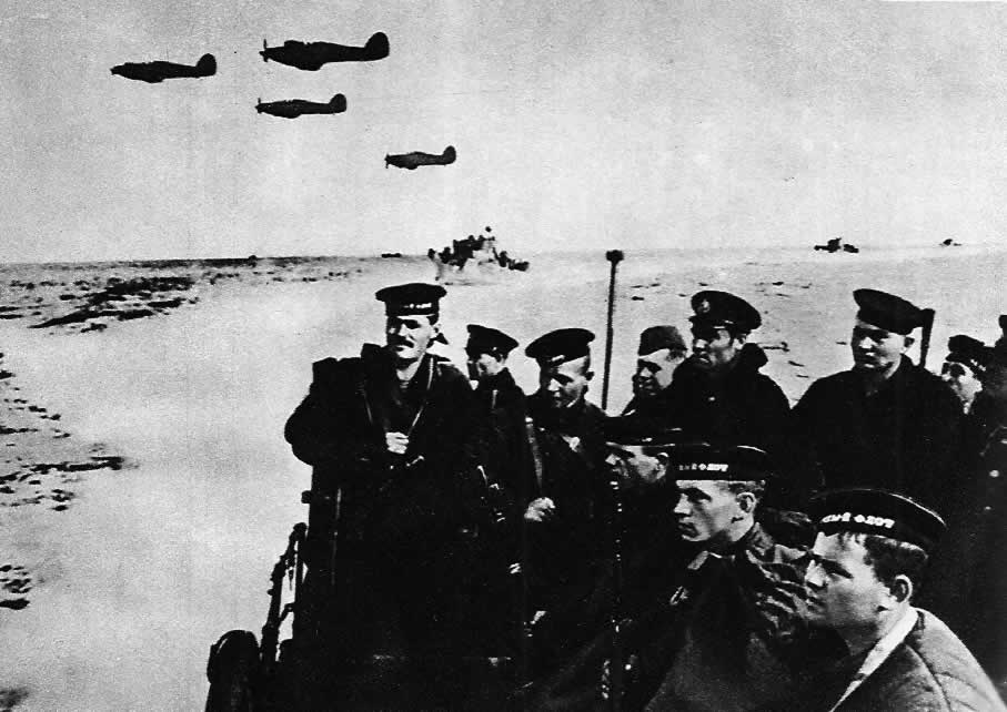 Катера с десантом идут на боевое задание лод прикрытием самолетов. Северный флот, 1942 г.