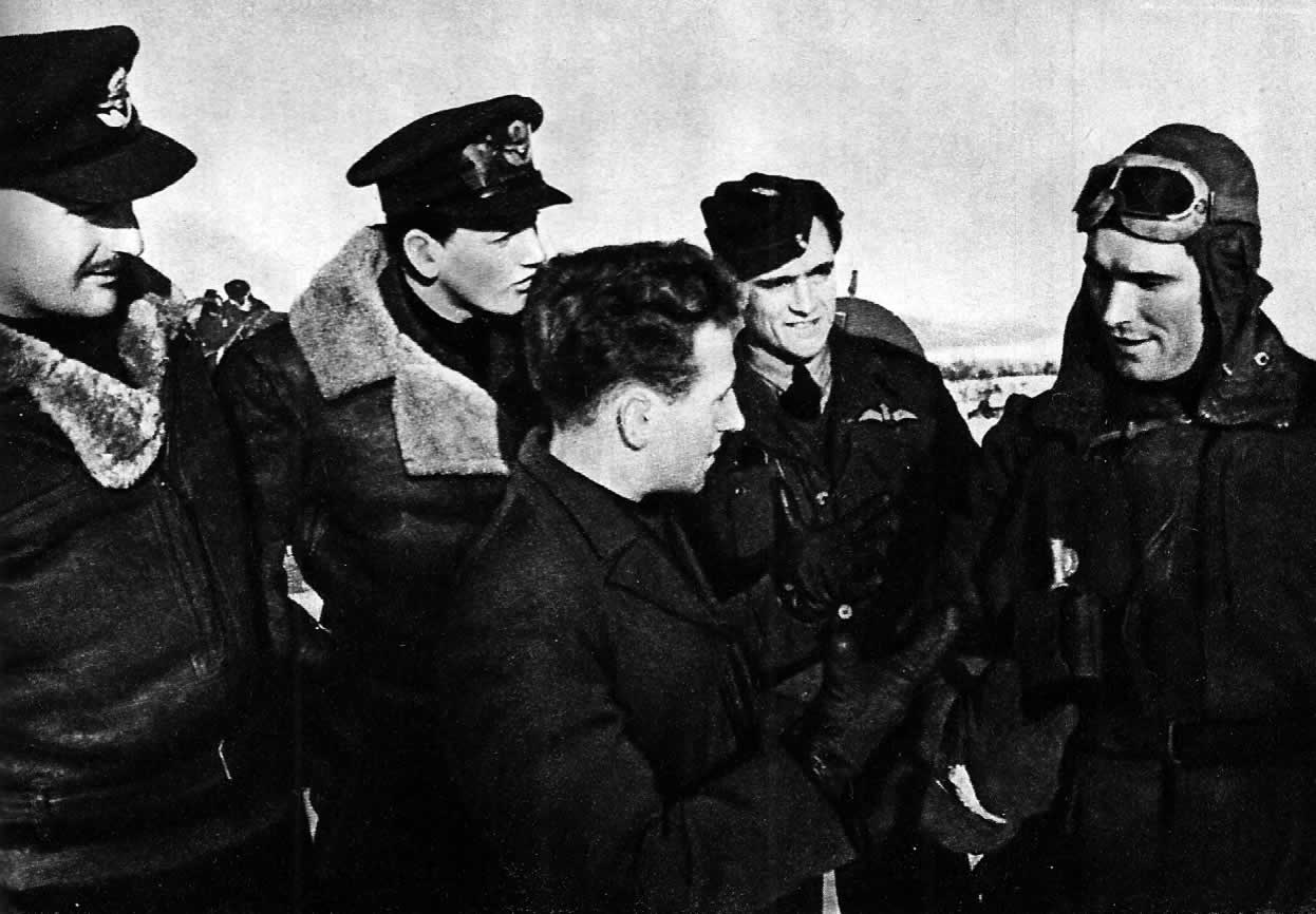 Герой Советского Союза Б. Ф. Сафонов (крайний справа) беседует с английскими летчиками. Северный флот, 1942 г.