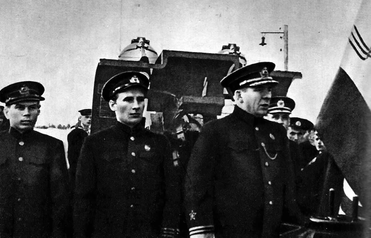 Командующий Балтийским флотом В. Ф. Трибуц вручает гвардейское Знамя экипажу боевого корабля. Сентябрь 1942г.