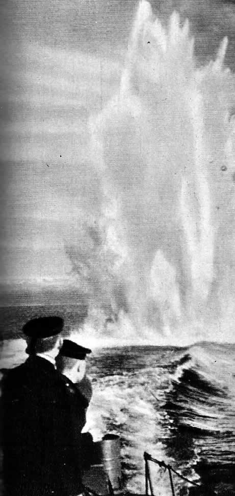 Катера-охотники атакуют глубинными бомбами подводную лодку противника. Черноморский флот, 1942 г.