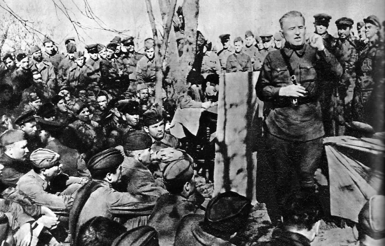Член Исполнительного комитета Коминтерна, член ЦК ВКЛ(б) Д. 3. Мануильский выступает перед воинами Сталинградского фронта. Октябрь 1942 г.