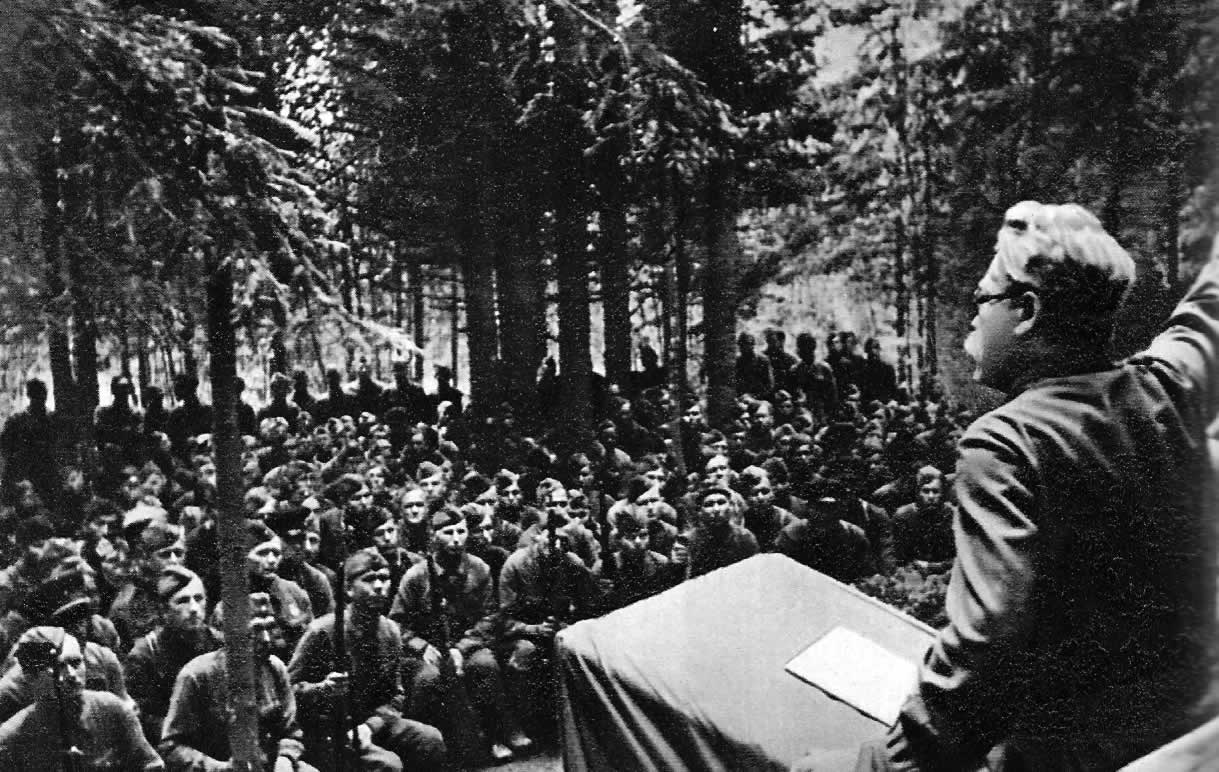 Член ЦК ВКП(б) Е. М. Ярославский выступает перед воинами Западного фрот 1942 г.