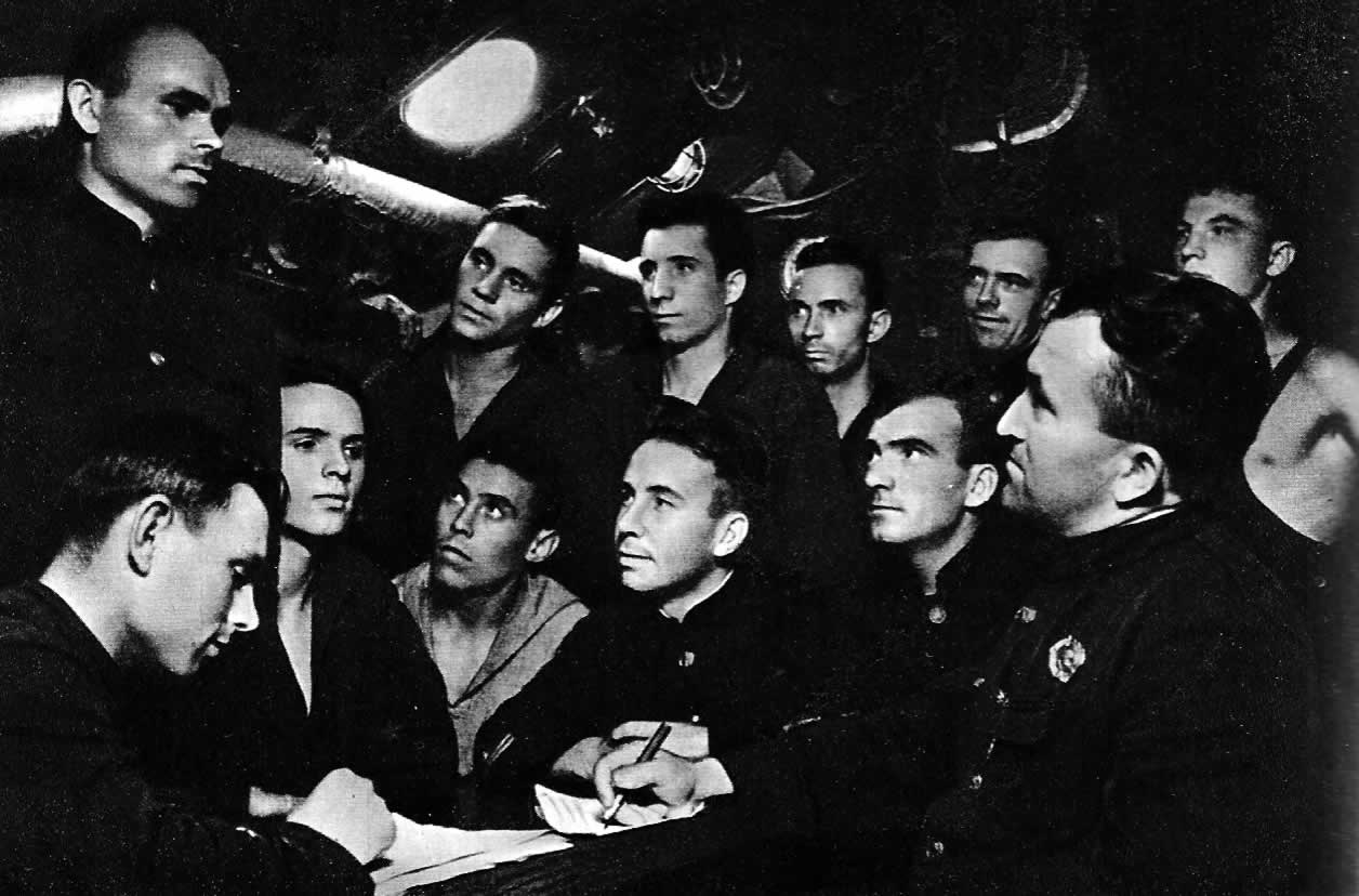 Партийное собрание на подводной лодке. Черноморский флот, 1942 г.