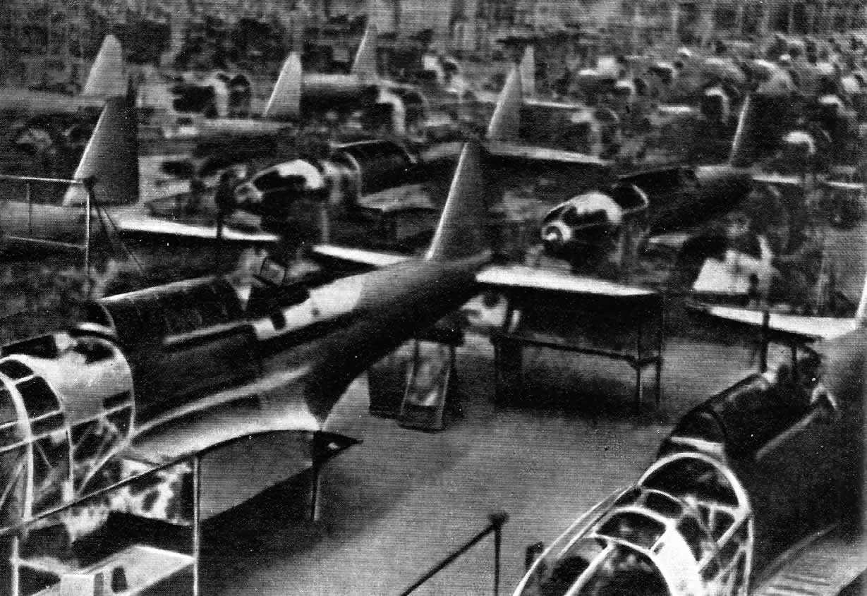 В сборочном цехе авиационного завода. Англия, 1942 г.