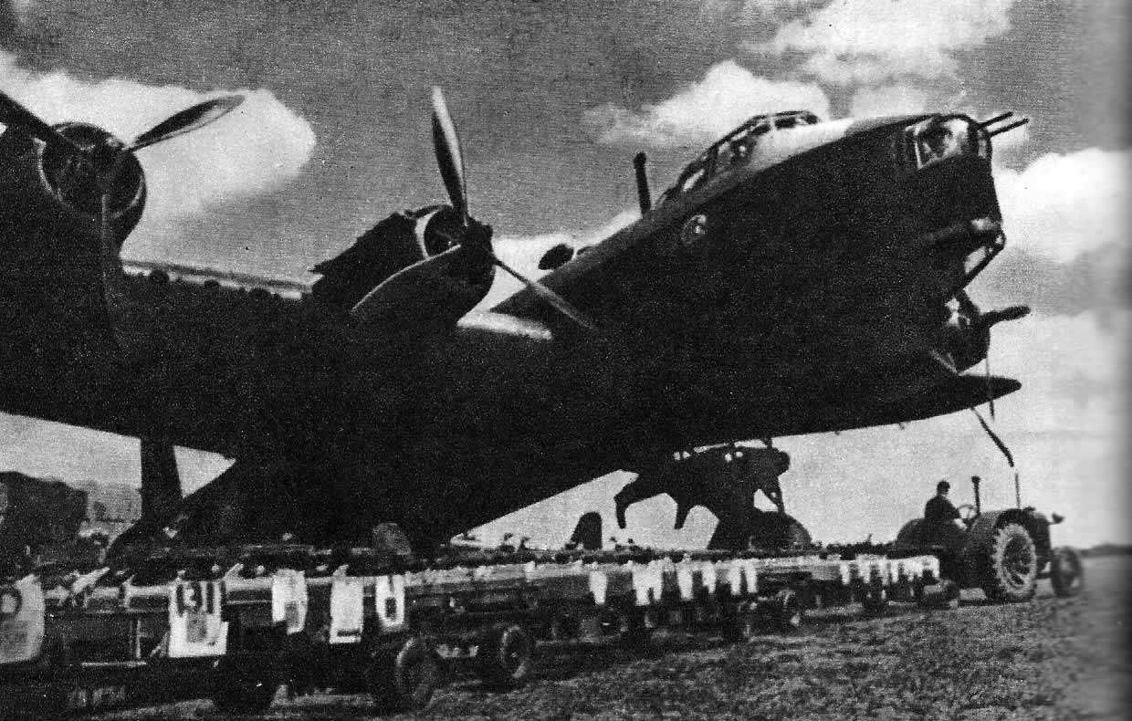 Перед массированным налетом английских бомбардировщиков на Германию. 30 мая 1942 
