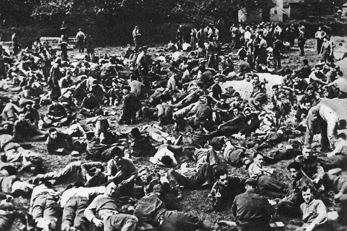 Английские и канадские солдаты, захваченные в плен в районе Дьеппа. 1942