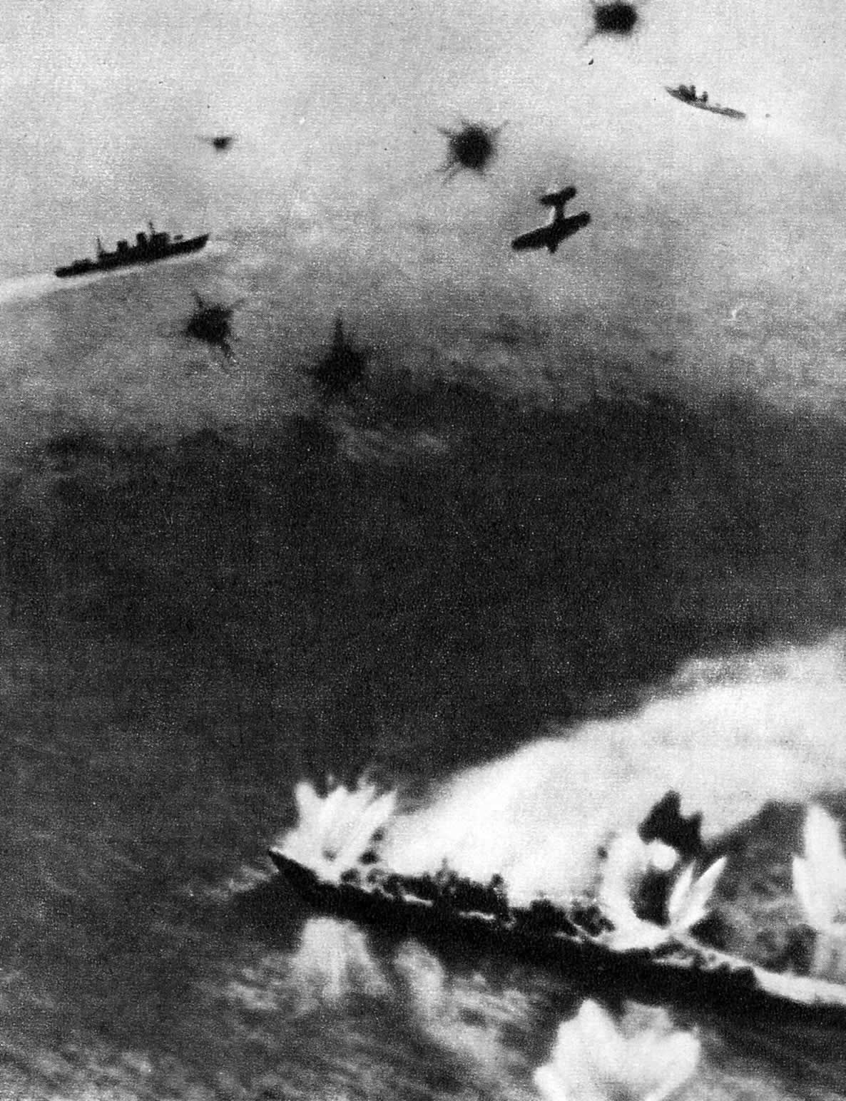 Атака американскими самолетами японского крейсера в сражении у о.Мидуэй. Июнь 1942г.