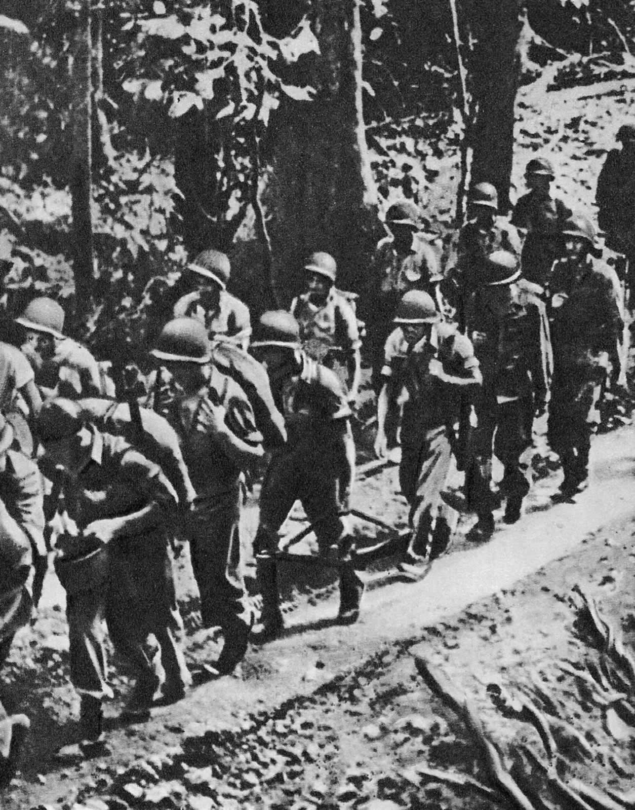 Американские солдаты на марше. Гуадалканал, август 1942г.