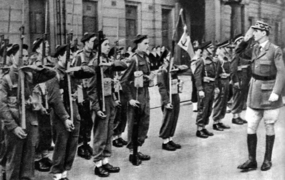 Председатель Национального комитета «Сражающаяся Франция» Шарль де Голль инспектирует вновь созданные части. Июль 1942 г.