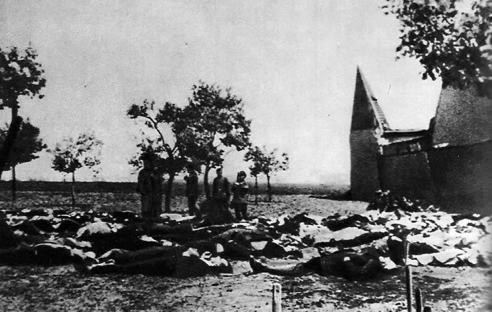 Растрелянные гитлеровцами жители деревни Лидеце. Чехословакия, 10 июня 1942 г.