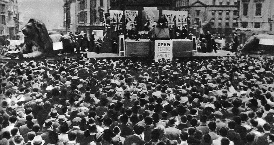 Демонстрация английских трудящихся на Трафальгарской площади с требованием открыть второй фронт в Европе. Лондон, 25 октября 1942 г.