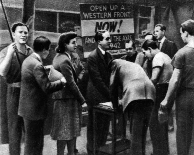 Сбор подписей под петицией к правительству о немедленном открытии второго фронта. Нью-Йорк, май 1942 г.