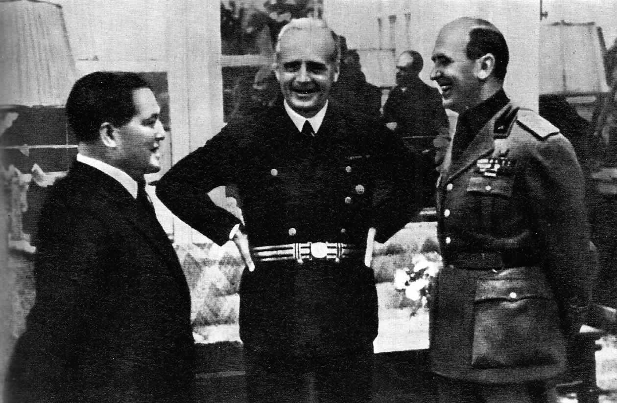 И. Риббентроп ( в центре) беседует с послами Японии и Италии X. Осимой и Д. АльсЬиери, Берлин, сентябрь 1942 г.