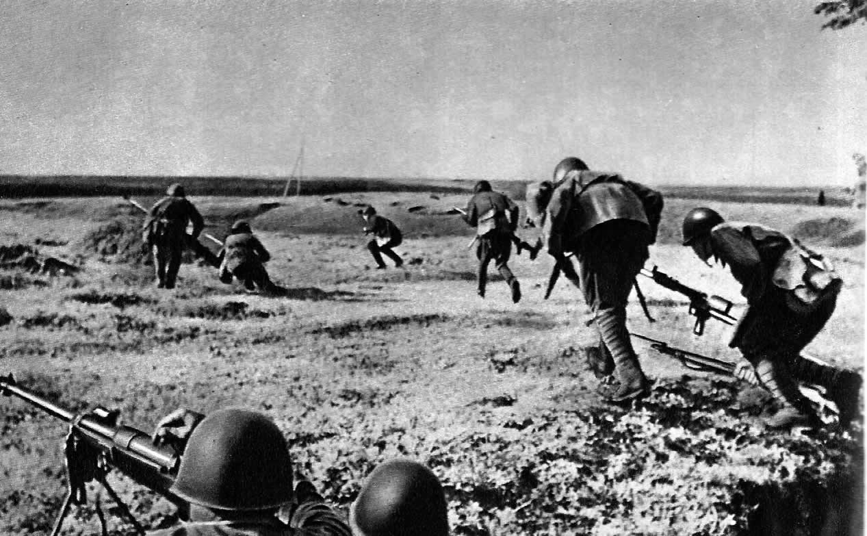Бойцы-бронебойщики выдвигаются на огневые позиции. Юго-Западный фронт, июнь 1942 г.
