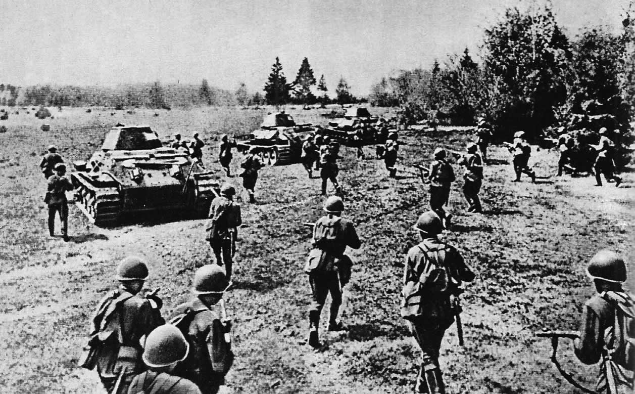 Пехота при поддержке танков ведет наступление. Западный фронт, лето 1942 г.