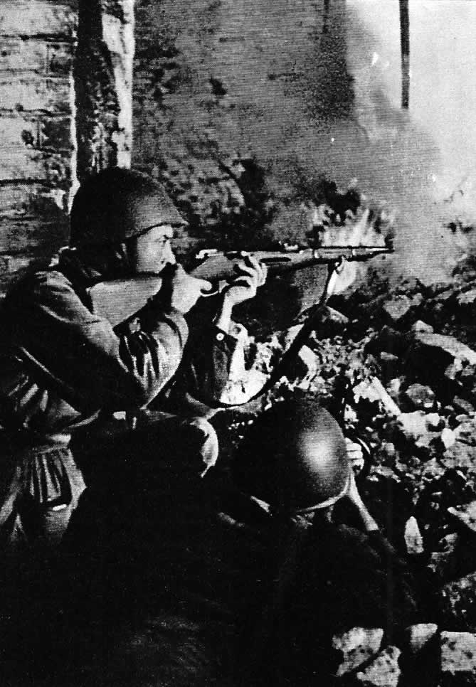 Советские бойцы выбивают гитлеровцев из укреплений. Район Ржева, Калининский фронт, август 1942 г.
