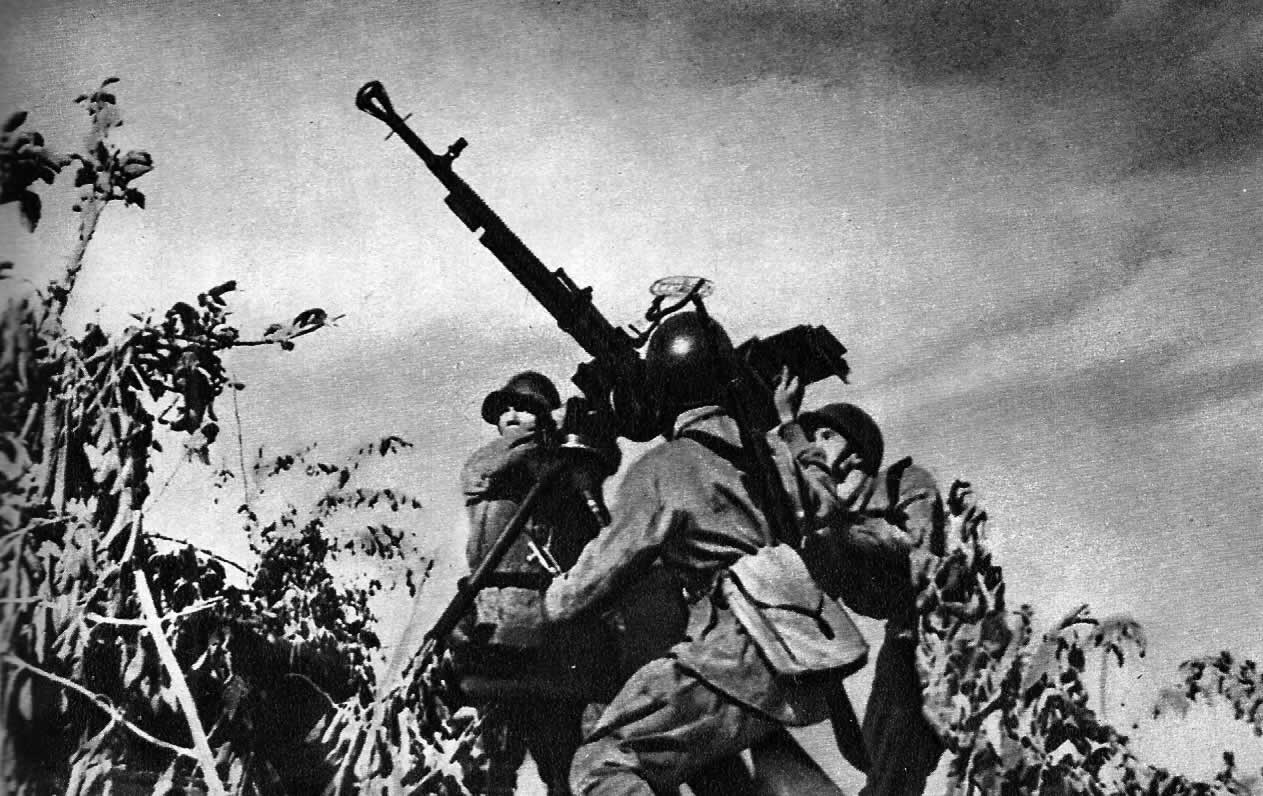 Расчет крупнокалиберного пулемета ведет огонь по немецким самолетам. Южный фронт, июль 1942 г.