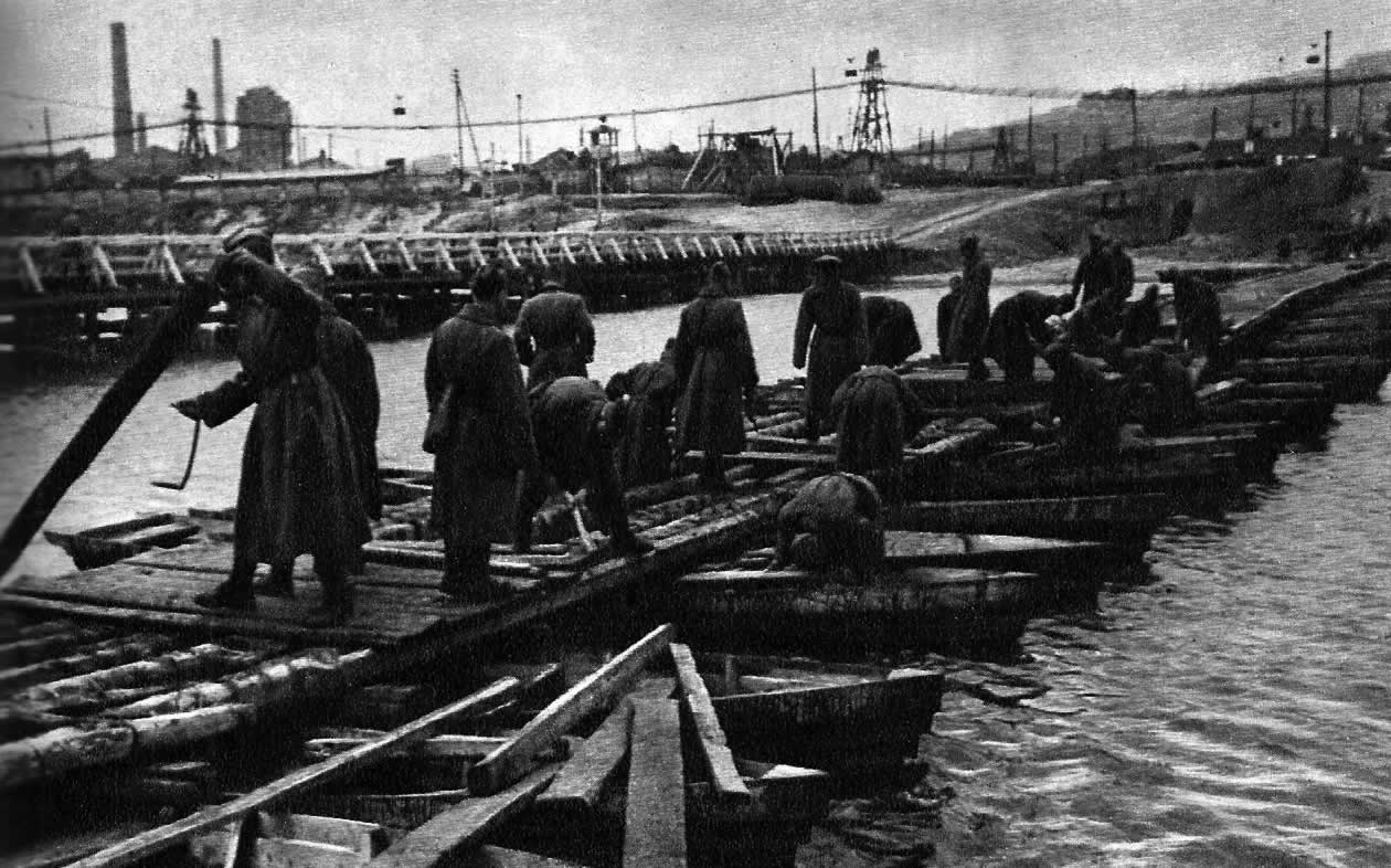 Советские саперы наводят переправу через Сев. Донец в городе Лисичанске. Южный фронт, 1942 г.