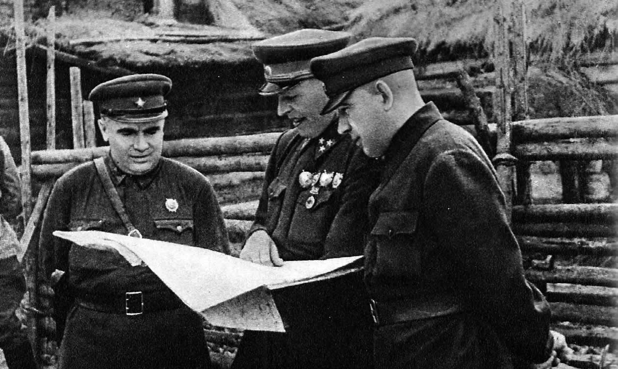 Командующий Северо-Западным фронтом П. А. Курочкин (справа), командующий 1-й ударной армией В. 3. Романовский и член Военного совета армии Д. Е. Колесников. 1942 г.