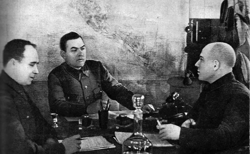 Городской комитет обороны Сталинграда. Слева направо: А. И. Воронин, А. С. Чуянов (председатель) и И. Ф. Зименков