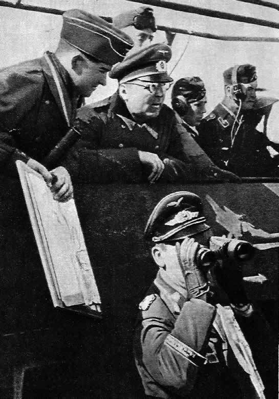 Командующий 4-м воздушным флотом В. Рихтгофен (с бинок лем) и командир 16-й танковой дивизии Г. Хубе наблюдают за бомбардировкой           Сталинграда
23 августа 1942 г.