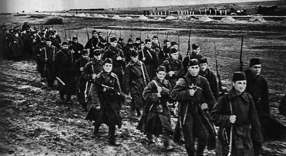 Резервный стрелковый полк направляется на защиту Сталинграда. 1942 г,