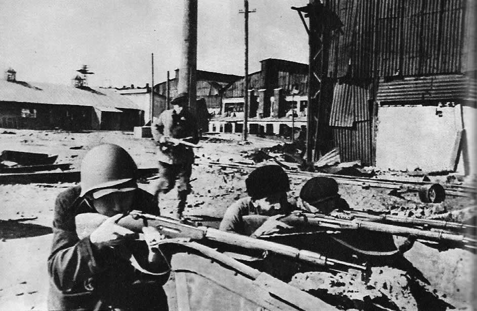 Бойцы рабочего батальона защищают Сталинград. Октябрь 1942 г.