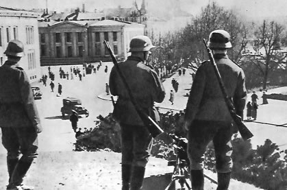 Гитлеровские захватчики на улицах Осло. Апрель 1940г.