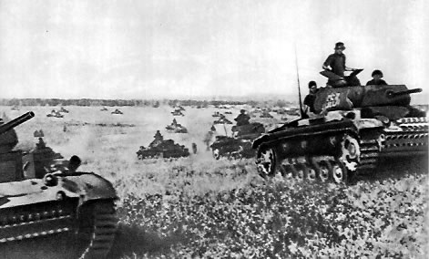 Фашистские танки в наступлении. Май 1940г.