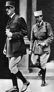 Генерал де Голль со своим адъютантом. Лондон. Июнь 1940г.