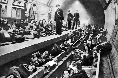 Воздушная тревога. Жители Лондона в метро. Ноябрь 1940г. 