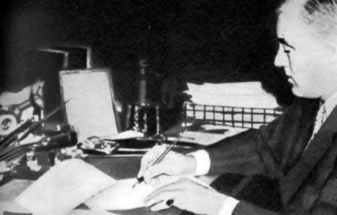 Президент США CD. Рузвельт подписывает поправки к закону о нейтралитете. 4 ноября 1939 г.