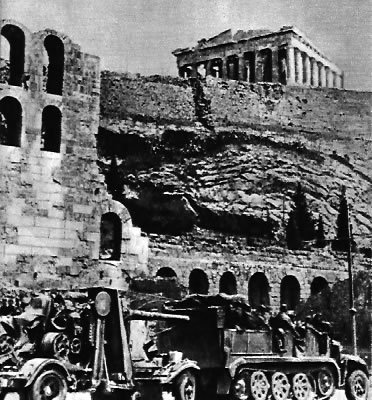 Фашистские оккупанты у стен древнего акрополя в Афинах. 1941 г.