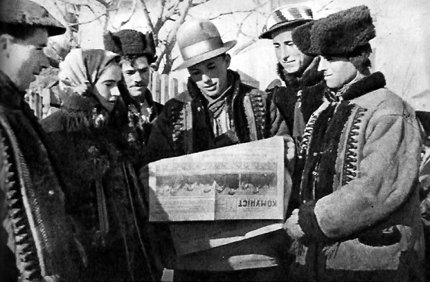 Крестьяне читают газету «Коммунист». Село Жабе. Западная Украина. 1939 г.