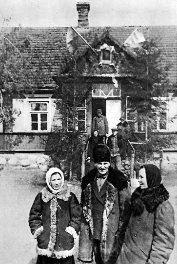 Первый сельский клуб. Гродненский район. Западная Белоруссия. 1940г.