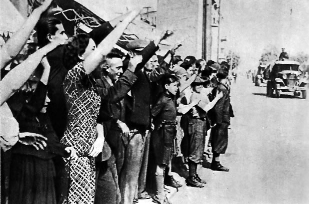 Жители Каунаса приветствуют Советскую Армию. Июнь 1940 г.