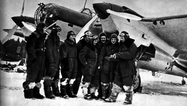 Экипажи бомбардировщиков перед учебным полетом. 4941 г.