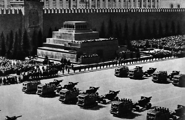 Артиллерия на параде. Москва. 1мая 1941г.