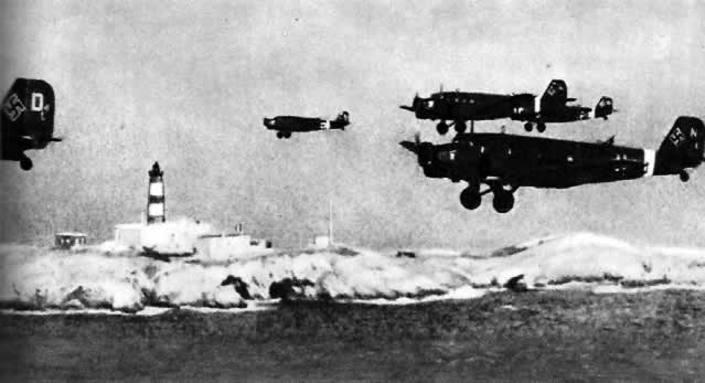 Немецкие транспортные самолеты Ю-52 доставляют подкрепления в Тунис. Ноябрь 1942г.